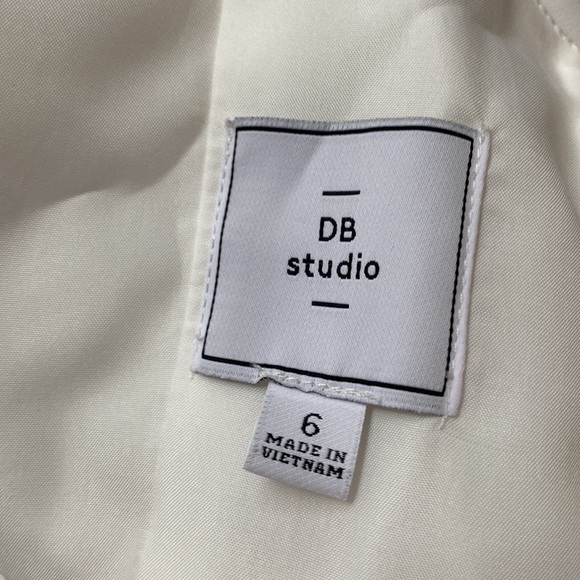 Davids bridal bubble sleeve bridal gown in women’s size 6. - Picture 5 of 9